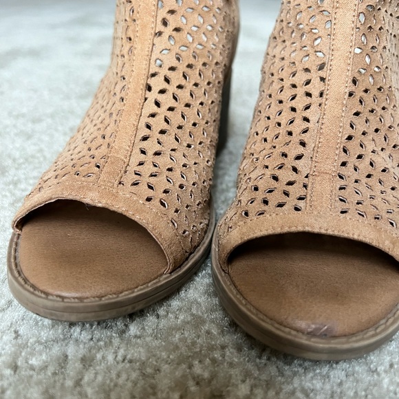 Justice! Perforated Heeled Bootie Sandals - Picture 4 of 8